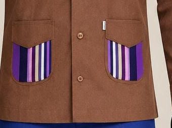 Poches à rayures violettes sur une saharienne marron