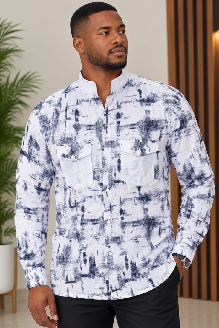 Chemise col mao blanche à imprimé encre indigo, portée
